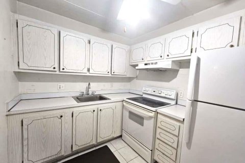Condo in Palm Springs, Florida, 1 bedroom № 2081509 - photo 6