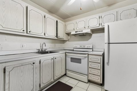Condo in Palm Springs, Florida, 1 bedroom № 2081509 - photo 5