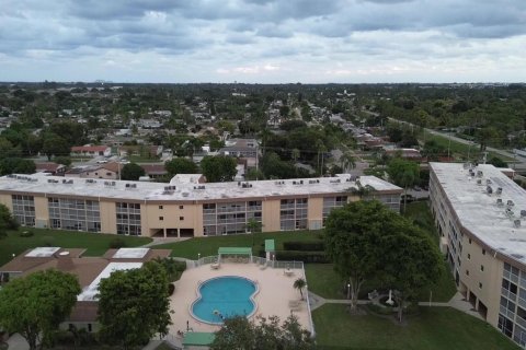 Condo in Palm Springs, Florida, 1 bedroom № 2081509 - photo 10