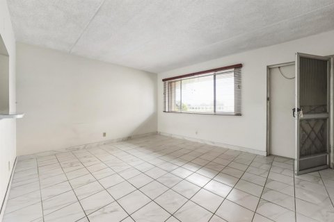 Condo in Palm Springs, Florida, 1 bedroom № 2081509 - photo 2