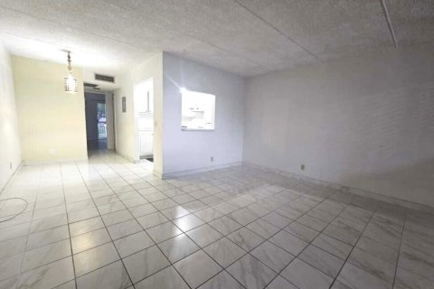 Condo in Palm Springs, Florida, 1 bedroom № 2081509 - photo 4