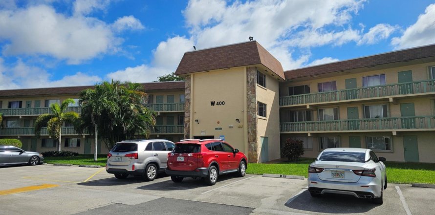 Condo in Palm Springs, Florida, 1 bedroom № 2081509