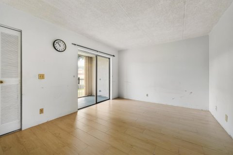 Condo in Palm Springs, Florida, 1 bedroom № 2081509 - photo 7