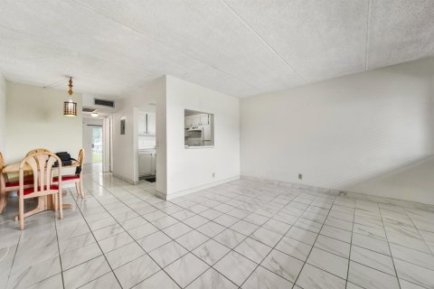 Condo in Palm Springs, Florida, 1 bedroom № 2081509 - photo 3