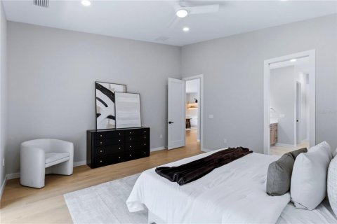 House in Orlando, Florida 5 bedrooms, 302.03 sq.m. № 2221367 - photo 12