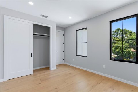 House in Orlando, Florida 5 bedrooms, 302.03 sq.m. № 2221367 - photo 22