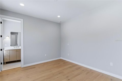 House in Orlando, Florida 5 bedrooms, 302.03 sq.m. № 2221367 - photo 21