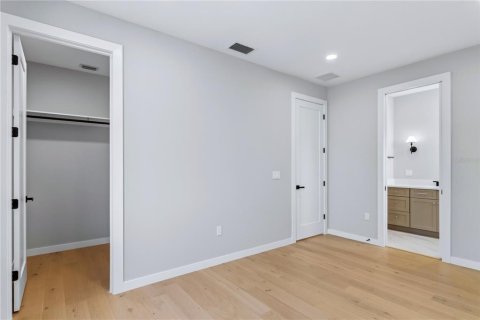 House in Orlando, Florida 5 bedrooms, 302.03 sq.m. № 2221367 - photo 27