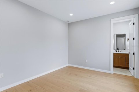 House in Orlando, Florida 5 bedrooms, 302.03 sq.m. № 2221367 - photo 24