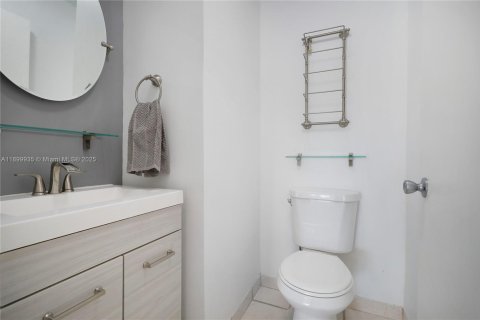 House in Miami, Florida 3 bedrooms, 165.09 sq.m. № 1954032 - photo 16