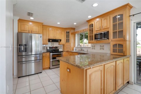 House in Miami, Florida 3 bedrooms, 165.09 sq.m. № 1954032 - photo 8