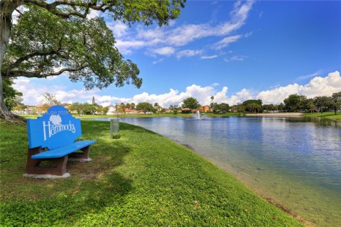 House in Miami, Florida 3 bedrooms, 165.09 sq.m. № 1954032 - photo 25