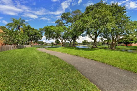 House in Miami, Florida 3 bedrooms, 165.09 sq.m. № 1954032 - photo 28