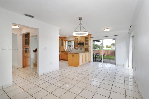 House in Miami, Florida 3 bedrooms, 165.09 sq.m. № 1954032 - photo 15