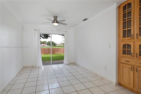 House in Miami, Florida 3 bedrooms, 165.09 sq.m. № 1954032 - photo 13