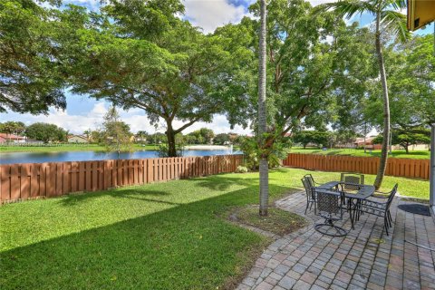 House in Miami, Florida 3 bedrooms, 165.09 sq.m. № 1954032 - photo 1