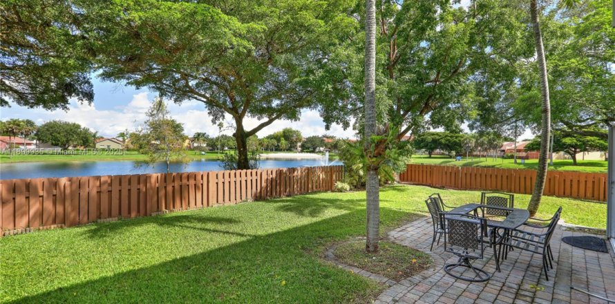 House in Miami, Florida 3 bedrooms, 165.09 sq.m. № 1954032