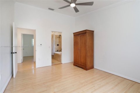 House in Miami, Florida 3 bedrooms, 165.09 sq.m. № 1954032 - photo 18