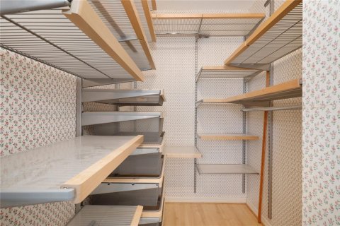 House in Miami, Florida 3 bedrooms, 165.09 sq.m. № 1954032 - photo 20