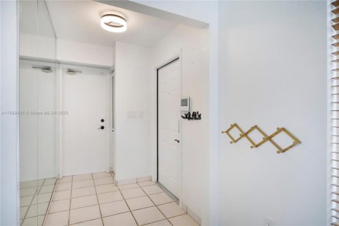 House in Miami, Florida 3 bedrooms, 165.09 sq.m. № 1954032 - photo 5