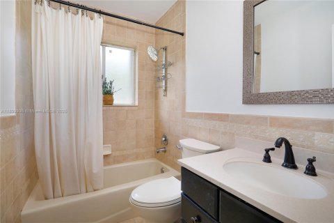 House in Miami, Florida 3 bedrooms, 165.09 sq.m. № 1954032 - photo 23