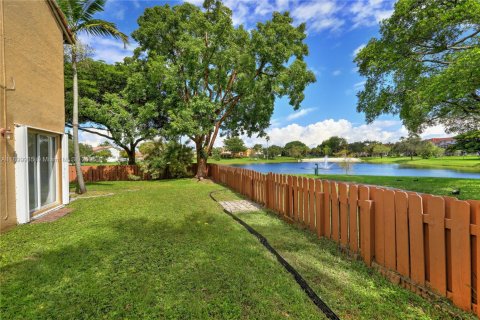 House in Miami, Florida 3 bedrooms, 165.09 sq.m. № 1954032 - photo 9