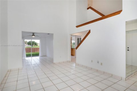 House in Miami, Florida 3 bedrooms, 165.09 sq.m. № 1954032 - photo 10