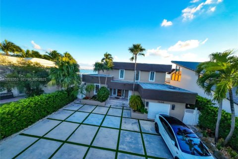 Casa en venta en North Bay Village, Florida, 4 dormitorios, 393.16 m2 № 2054321 - foto 2