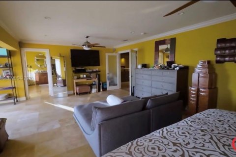 Casa en venta en North Bay Village, Florida, 4 dormitorios, 393.16 m2 № 2054321 - foto 13