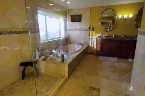 Casa en venta en North Bay Village, Florida, 4 dormitorios, 393.16 m2 № 2054321 - foto 12