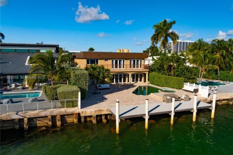 Casa en venta en North Bay Village, Florida, 4 dormitorios, 393.16 m2 № 2054321 - foto 4