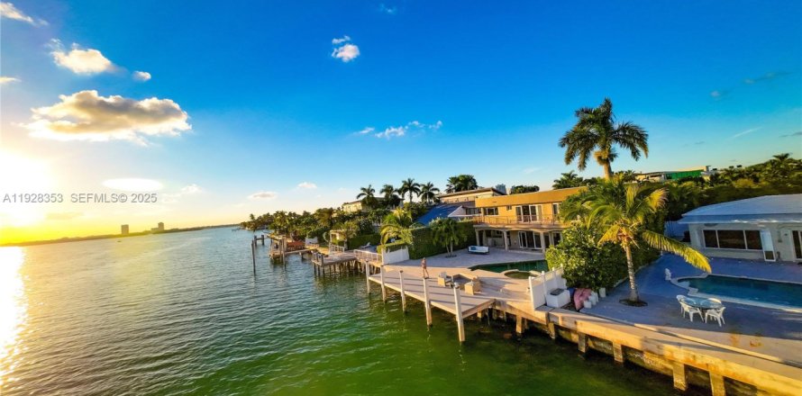 Casa en North Bay Village, Florida 4 dormitorios, 393.16 m2 № 2054321