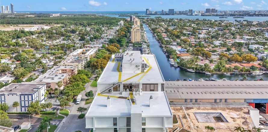 Immobilier commercial à North Miami, Floride № 2088711