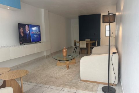 Condominio en venta en Miami Beach, Florida, 1 dormitorio, 67.82 m2 № 1993865 - foto 3