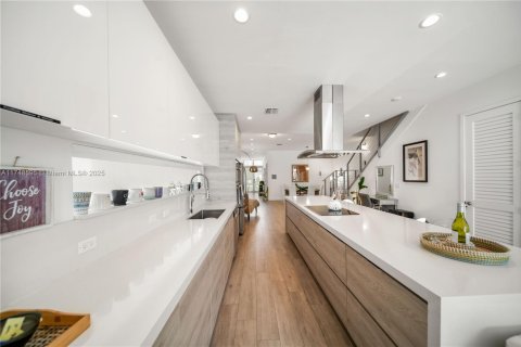 Touwnhouse à louer à Miami, Floride: 4 chambres, 250.84 m2 № 1985345 - photo 17