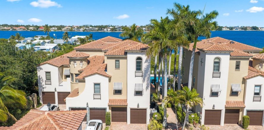Touwnhouse à Hypoluxo, Floride 3 chambres, 273.97 m2 № 2175754