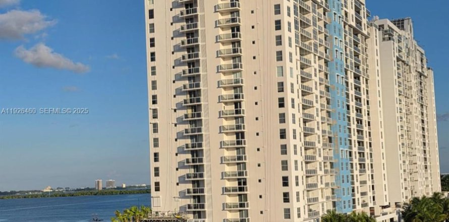 Condominio en Miami Beach, Florida, 2 dormitorios № 1988406