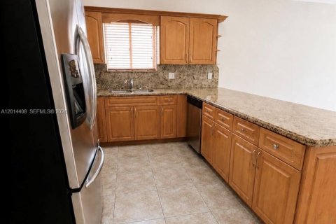 Villa ou maison à louer à Miami Lakes, Floride: 3 chambres, 155.43 m2 № 2076419 - photo 4