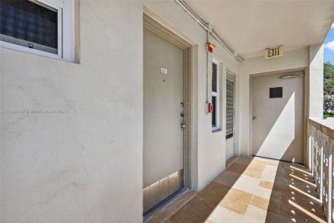 Condominio en alquiler en Hallandale Beach, Florida, 1 dormitorio, 75.9 m2 № 1930157 - foto 8