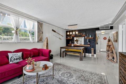 Condominio en alquiler en Hallandale Beach, Florida, 1 dormitorio, 75.9 m2 № 1930157 - foto 17