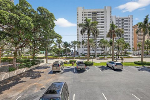 Condominio en alquiler en Hallandale Beach, Florida, 1 dormitorio, 75.9 m2 № 1930157 - foto 10
