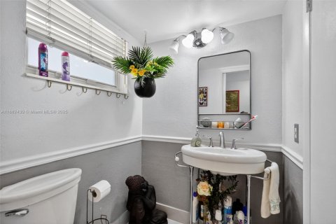 Condominio en alquiler en Hallandale Beach, Florida, 1 dormitorio, 75.9 m2 № 1930157 - foto 15