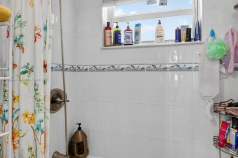 Condominio en alquiler en Hallandale Beach, Florida, 1 dormitorio, 75.9 m2 № 1930157 - foto 27