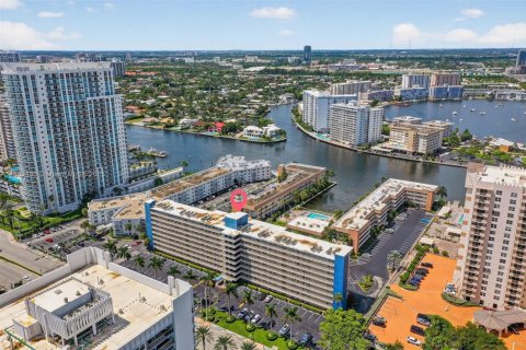Condominio en alquiler en Hallandale Beach, Florida, 1 dormitorio, 75.9 m2 № 1930157 - foto 1