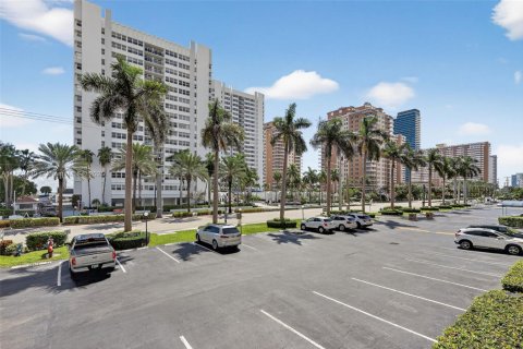 Condominio en alquiler en Hallandale Beach, Florida, 1 dormitorio, 75.9 m2 № 1930157 - foto 11