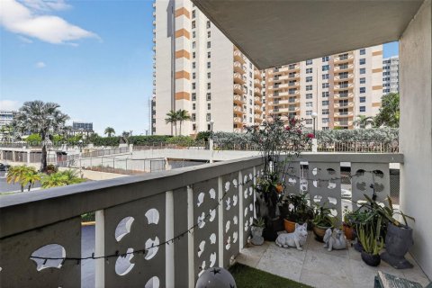 Condominio en alquiler en Hallandale Beach, Florida, 1 dormitorio, 75.9 m2 № 1930157 - foto 30