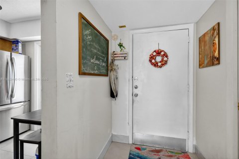 Condominio en alquiler en Hallandale Beach, Florida, 1 dormitorio, 75.9 m2 № 1930157 - foto 12