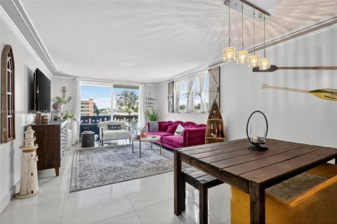 Condominio en alquiler en Hallandale Beach, Florida, 1 dormitorio, 75.9 m2 № 1930157 - foto 5