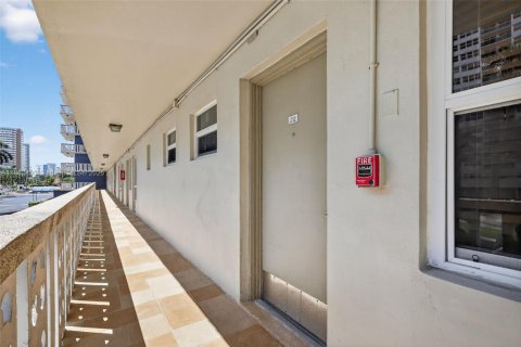 Condominio en alquiler en Hallandale Beach, Florida, 1 dormitorio, 75.9 m2 № 1930157 - foto 9