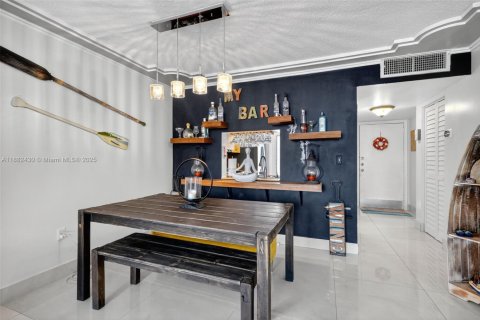 Condominio en alquiler en Hallandale Beach, Florida, 1 dormitorio, 75.9 m2 № 1930157 - foto 19